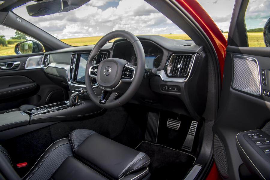 Интерьер Volvo S60 T8 R-Design 2019 года  (UK) (фото 33 из 40)